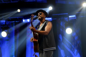 Baile do Nego Véio leva público ao delírio em show de 3 horas no Araújo Vianna 