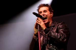 Capital Inicial apresenta clássicos da carreira em noite envolvente em Porto Alegre