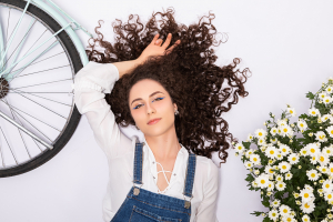 Laura Dalmás fala sobre a inspiração para compor ''Ser Criança'' e novidades na carreira
