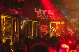 É hora de celebrar a Late Bar 'one more time', festa comemora 20 anos no Ocidente