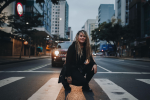 Tati Portella se apresenta neste sábado (25) no 4Beer em Porto Alegre com entrada franca 